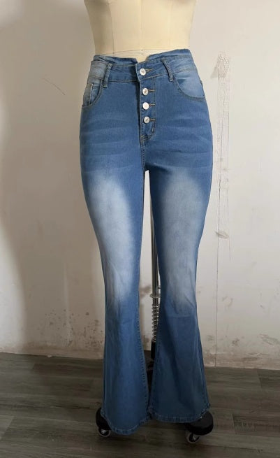 Chelsea – Schlanke Damenjeans mit Mehrknopf-Design und ausgestelltem Schnitt