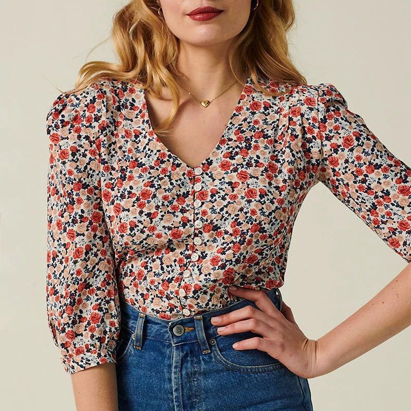 Jenny – Kurzarm-Bluse mit Knöpfen und Blumenmuster