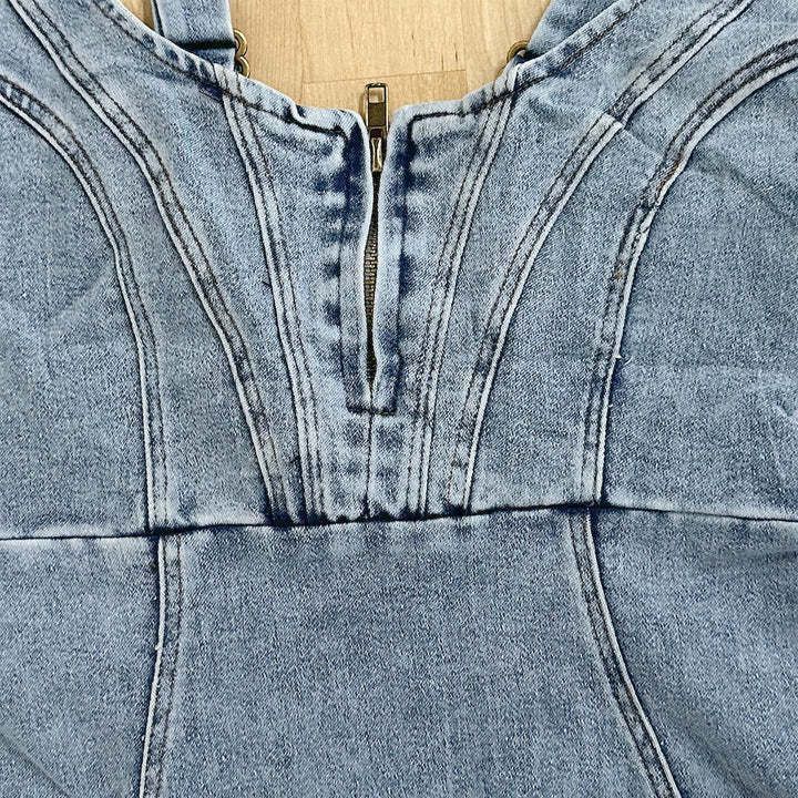 Mandy – Sommerliches Damenjeanskleid mit Trägern und Schlitzdesign